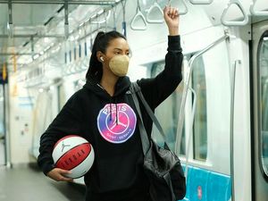 8 Gaya Seksi Erika Carlina, Selebgram yang Ngaku Dapat DM dari Charlie Puth