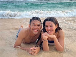 Susan Sameh Malu-malu Tanggapi Foto di Pantai Bareng Pebulutangkis