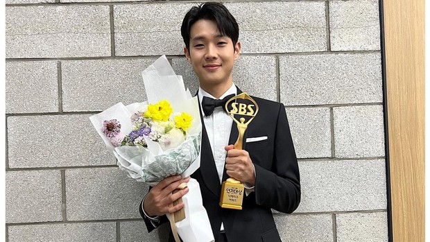 Choi Wooshik berada di naungan agensi Management Soop.