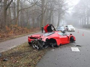 Aduh! Karyawan Dealer Jajal Ferrari Enzo Malah Nabrak Pohon