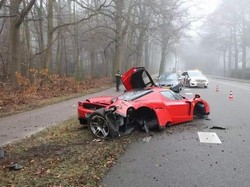Aduh! Karyawan Dealer Jajal Ferrari Enzo Malah Nabrak Pohon