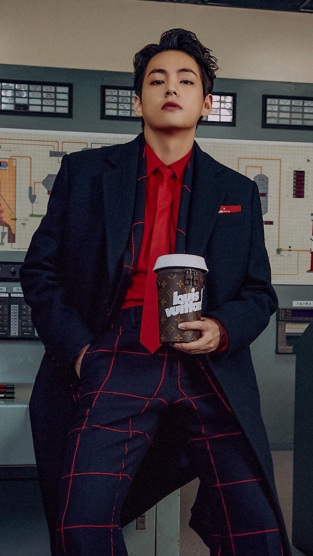 Anggota BTS yang membawa LV coffee cup pouch/