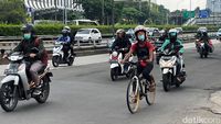 Gaya Pede Pesepeda Gowes Pakai Helm Motor