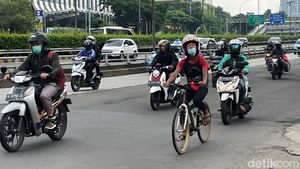 Gaya Pede Pesepeda Gowes Pakai Helm Motor