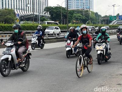 Gaya Pede Pesepeda Gowes Pakai Helm Motor