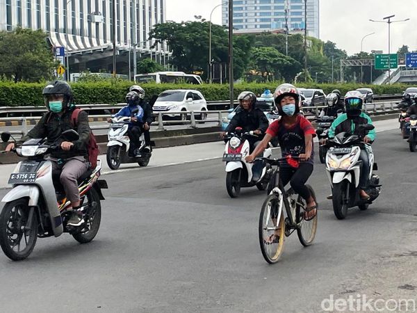 Gaya Pede Pesepeda Gowes Pakai Helm Motor