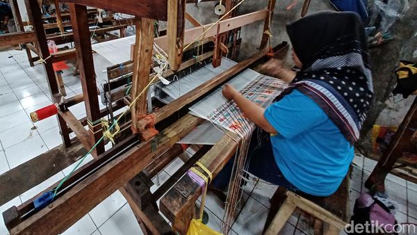 Kain dari Majalaya Ini Masih Ditenun Secara Tradisional, Loh...