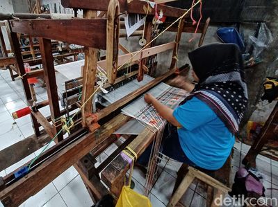 Kain dari Majalaya Ini Masih Ditenun Secara Tradisional, Loh...