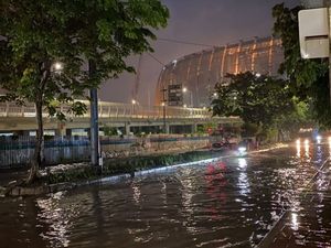 Duh, Jalan Depan Stadion JIS Sempat Tergenang