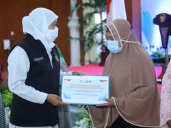 Khofifah Salurkan Zakat Produktif Putus Mata Rantai Rentenir di Pamekasan