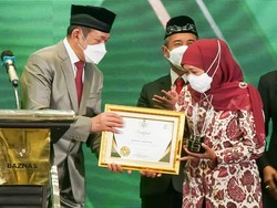 Gubernur Khofifah Terima Penghargaan dalam Baznas Award 2022
