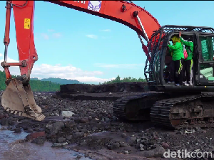 Semangat Guru Naik Backhoe Seberangi Jalur Lahar Semeru Demi Bisa Ngajar