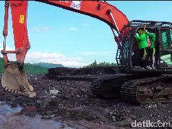 Semangat Guru Naik Backhoe Seberangi Jalur Lahar Semeru Demi Bisa Ngajar