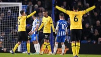 Tapi kemudian muncul pertanyaan melihat Ziyech yang justru malah tampak lesu. Kontras dengan suka cita Thiago Silva dan Jorginho. Foto: AP/Matt Dunham