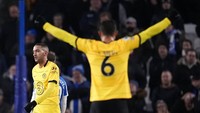 Sontak muncul pertanyaan, kenapa Ziyech pasang muka datar dan tak merayakan gol? Foto: AP/Matt Dunham