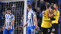 Saat dapat selamat dari Cesar Azpilicueta pun Ziyech terlihat tetap tak antusias. Foto: AP/Matt Dunham