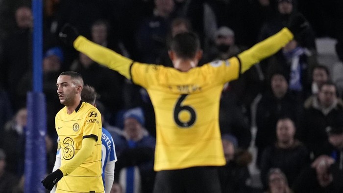 Chelseas Thiago Silva, right, celebrates after Chelseas Hakim Ziyech, left, scoring his sides opening goal during the English Premier League soccer match between Brighton and Chelsea at the Falmer stadium in Brighton, England, Tuesday, Jan. 18, 2022. (AP Photo/Matt Dunham)