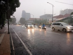 Surabaya Hujan Saat Kemarau, BMKG Sebut Ada Gangguan Gelombang Rossby-MJO