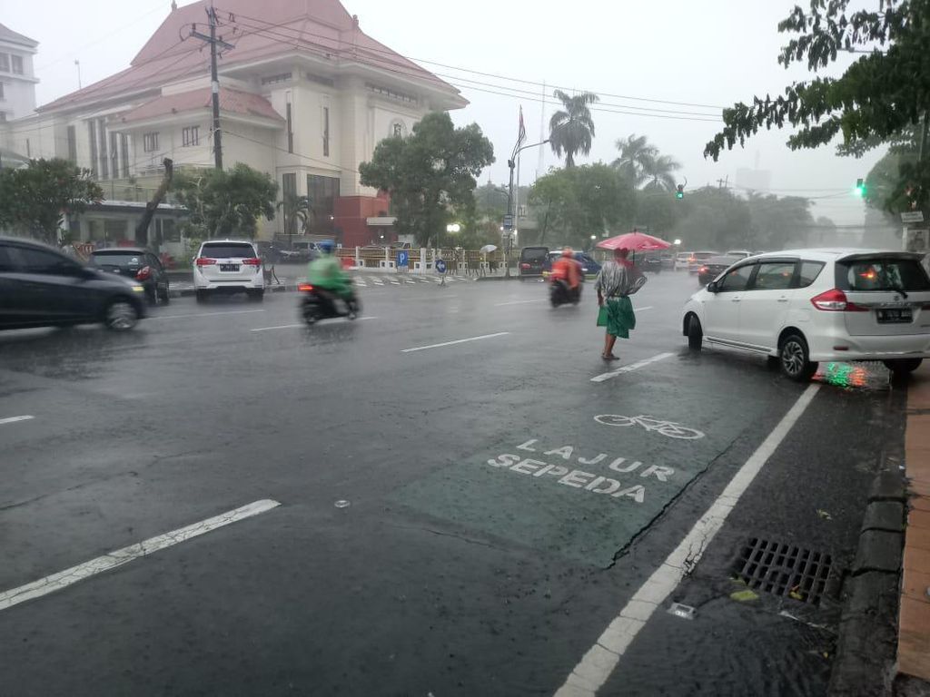 Hujan Deras Disertai Angin Kencang Terjang Surabaya