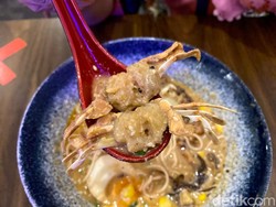 Gurih Mantap Ramen dengan Topping Kepiting Soka