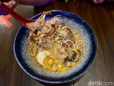 Ramen Topping Kepiting Soka dan Tobiko Ada di Bar Ramen Ini