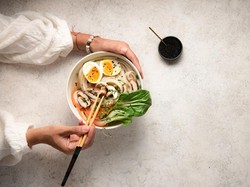 Curhat Pencicip Makanan China Harus Telan Ribuan Kalori sampai Makan Tahu Busuk