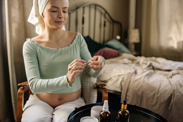 Ilustrasi perempuan hamil menggunakan skincare mengandung retinol/ Foto: pexels.com/ yankrukov. Ilustrasi perempuan hamil menggunakan skincare mengandung retinol.