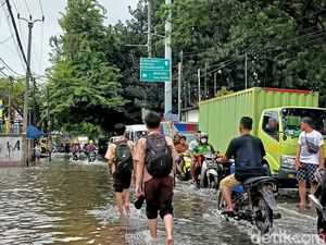Jalan Kamal Raya Tegal Alur Masih Banjir, Lalin Macet 2 Km