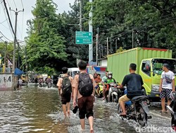 Jalan Kamal Raya Tegal Alur Masih Banjir, Lalin Macet 2 Km