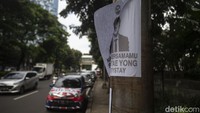 Gambar-gambar dengan beragam tulisan ini mengisi tiang-tiang di beberapa kawasan di Jakarta.