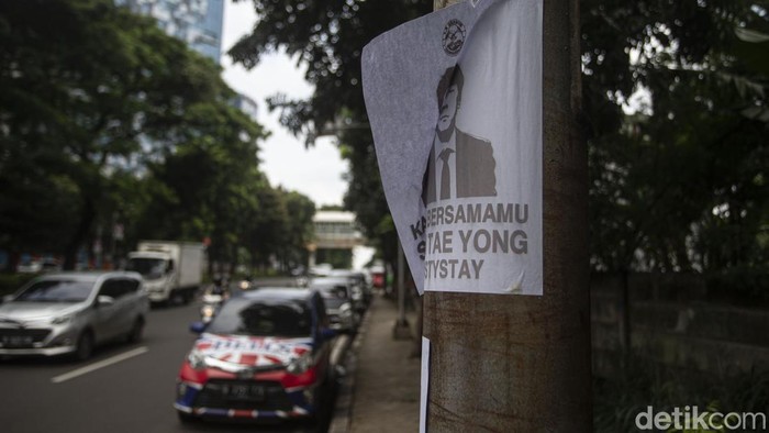 Sejumlah kertas bergambar wajah Exco PSSI Haruna Soemitro dan Pelatih Timnas Shin Tae Yong bertebaran di Jakarta.