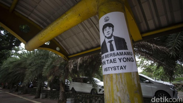 Sejumlah kertas bergambar wajah Exco PSSI Haruna Soemitro dan Pelatih Timnas Shin Tae Yong bertebaran di Jakarta.