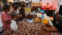 Jelang Imlek, Produksi Kue Keranjang Meningkat