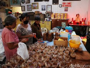 Jelang Imlek, Produksi Kue Keranjang Meningkat