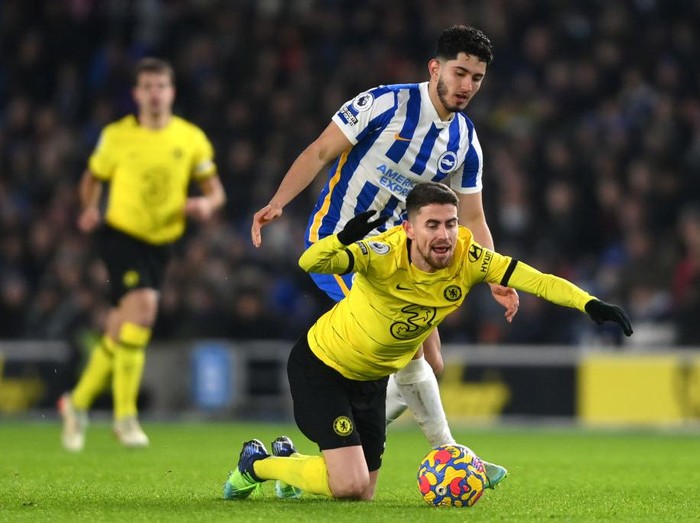 BRIGHTON, ENGLAND - JANUARY 18: Jorginho of Chelsea is challenged by Steven Alzate of Brighton & Hove Albion during the Premier League match between Brighton & Hove Albion and Chelsea at American Express Community Stadium on January 18, 2022 in Brighton, England. (Photo by Mike Hewitt/Getty Images)