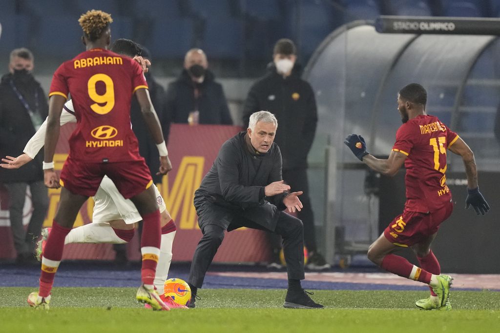 Roma's head coach Jose Mourinho, center, gives directions to his players during the Serie A soccer match between Roma and Cagliari at Rome's Olympic stadium, Sunday, Jan. 16, 2022. (AP Photo/Andrew Medichini)