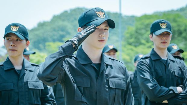 Kang Daniel sebagai Wi Seung-hyun dalam Rookie Cops.