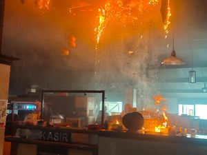 Restoran Soto Cak Har MERR Surabaya Terbakar, 12 PMK Diterjunkan