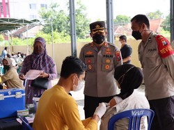 Kejar Target 100 Persen, Polisi Bojonegoro Gencar Vaksinasi Lansia-Anak