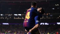 Aksi gendong-gendongan lanjut di Barcelona. Foto: Getty Images/Denis Doyle
