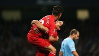 Suarez menggendong Coutinho saat berbagi momen gembira di Liverpool. Foto: Getty Images/Alex Livesey  