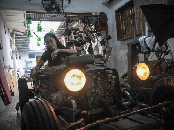 Keren! Mahasiswi ITB Bikin Mobil Hot Rod dari Logam