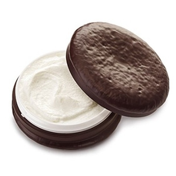 The Saem meluncurkan produk makeup berupa hand cream berbentuk seperti snack Chocopie