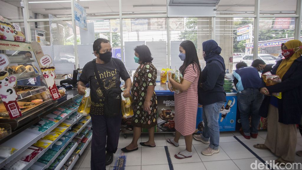 Mulai hari ini harga minyak goreng kemasan dipatok dengan harga Rp 14 ribu rupiah. Terbukti, harga tersebut sudah terpampang di sejumlah minimarket.