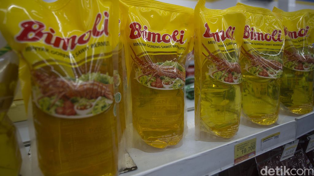 Mulai hari ini harga minyak goreng kemasan dipatok dengan harga Rp 14 ribu rupiah. Terbukti, harga tersebut sudah terpampang di sejumlah minimarket.