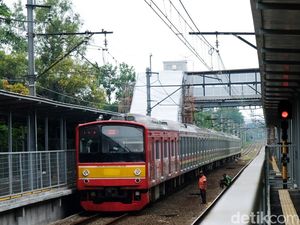 Kawat Spring Bed Nyangkut di KRL Tanah Abang-Rangkasbitung, KCI Turun Tangan