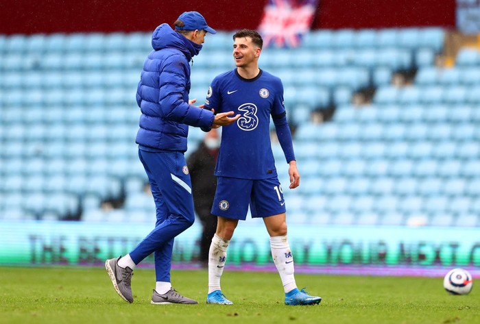 BIRMINGHAM, ENGLAND - MAY 23: Thomas Tuchel, Manager of Chelsea interacts with Mason Mount of Chelsea following the Premier League match between Aston Villa and Chelsea at Villa Park on May 23, 2021 in Birmingham, England. A limited number of fans will be allowed into Premier League stadiums as Coronavirus restrictions begin to ease in the UK. (Photo by Michael Steele/Getty Images)