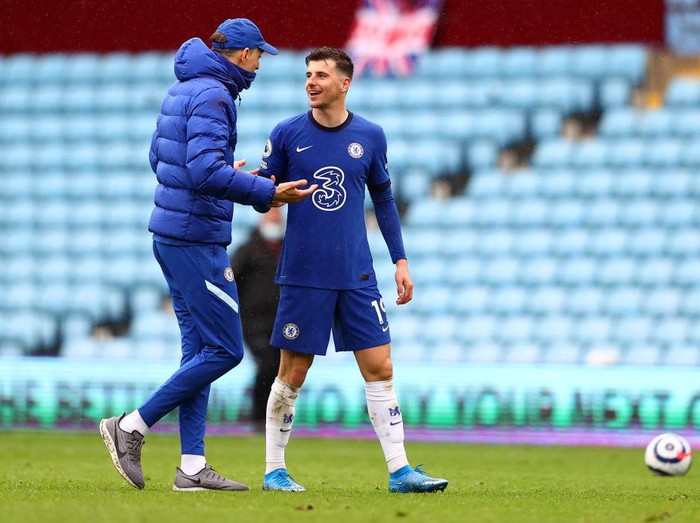 BIRMINGHAM, ENGLAND - MAY 23: Thomas Tuchel, Manager of Chelsea interacts with Mason Mount of Chelsea following the Premier League match between Aston Villa and Chelsea at Villa Park on May 23, 2021 in Birmingham, England. A limited number of fans will be allowed into Premier League stadiums as Coronavirus restrictions begin to ease in the UK. (Photo by Michael Steele/Getty Images)