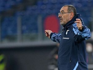 Bruk! Sarri Kena Tabrak Pemain Udinese sampai Tersungkur