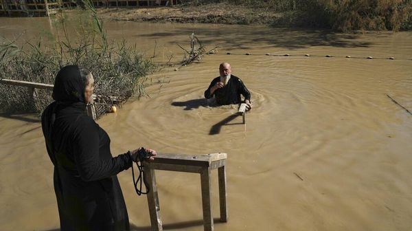 Melihat Ritual Pembaptisan di Sungai Yordan
